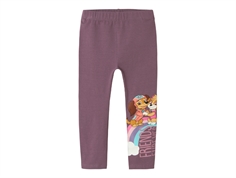 Mørke lilla leggings med paw patrol print på det ene ben fra Name It 13240601 arctic dusk